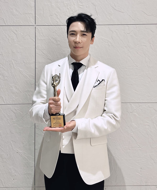 가수 겸 배우 '에녹'