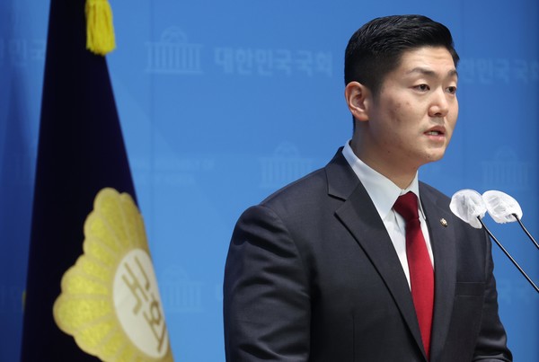 김재섭 국민의힘 의원이 11일 오후 서울 여의도 국회 소통관에서 '윤석열 대통령 탄핵 찬성' 기자회견을 하고 있다. 2024. 12.11