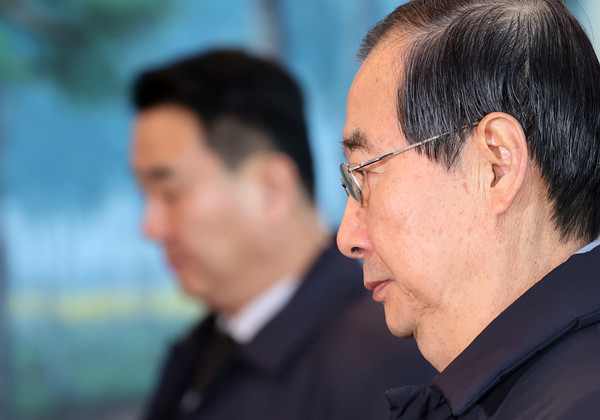 한덕수 국무총리가 12일 오전 서울 종로구 정부서울청사로 출근하고 있다. 2024.12.12.