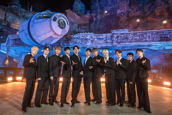 [사진자료1] 더 원더풀 월드 오브 디즈니 홀리데이 스펙태큘러에 출연한 '세븐틴'