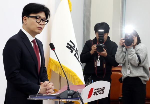 한동훈 국민의힘 대표가 12일 오전 서울 여의도 국회에서 '윤석열 대통령 탄핵 찬성' 입장 발표를 하고 있다. 2024.12.12.