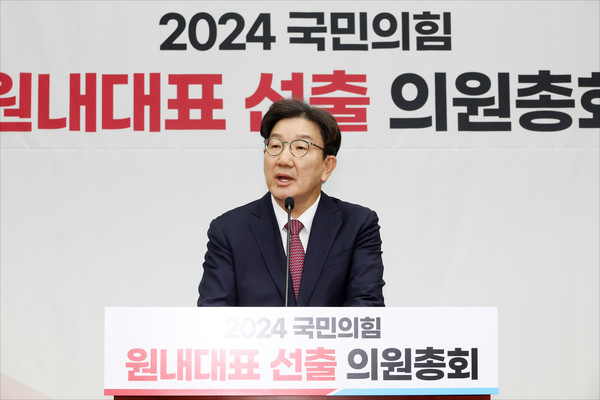 권성동 국민의힘 신임 원내대표가 12일 서울 여의도 국회에서 열린 2024 국민의힘 원내대표 선출 의원총회에서 당선 소감을 밝히고 있다.2024.12.12 / 사진=[공동취재]