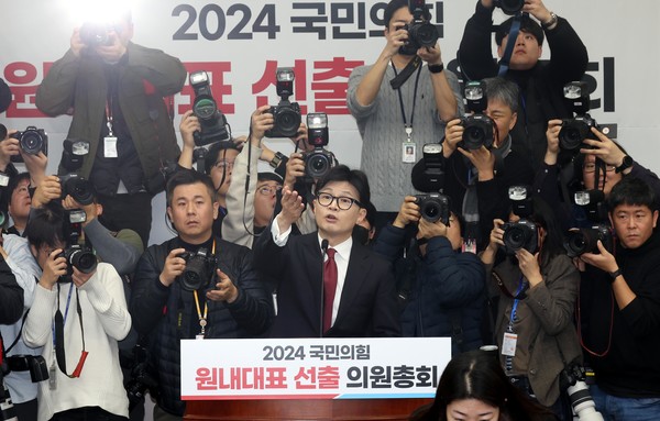 한동훈 국민의힘 대표가 12일 오전 서울 여의도 국회에서 열린 국민의힘 원내대표 선출을 위한 의원총회에서 '윤석열 대통령 탄핵 찬성' 발언을 하고 있다. 한 대표는 자신에게 항의하는 의원들에게 "자유롭게 발언하세요" 라고 말했다. 2024.12.12.