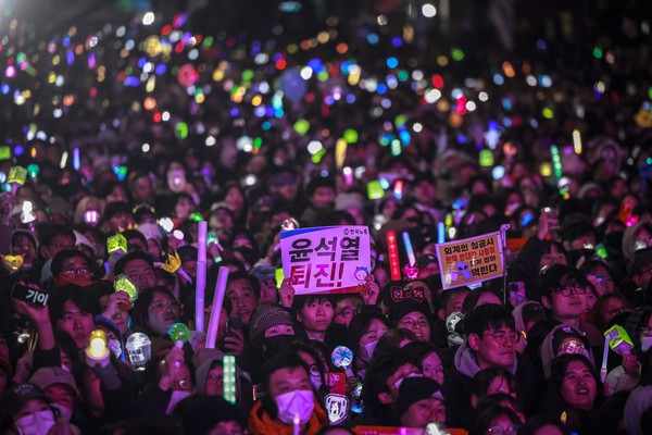 윤석열 대통령 탄핵소추안 재표결이 가결된 14일 서울 영등포구 국회 앞에서 열린 '내란수괴 윤석열 즉각탄핵' 범국민 촛불대행진에서 시민들이 기뻐하고 있다. 2024.12.14.