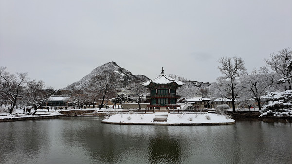 하얀 눈으로 덥힌 향원정 전경