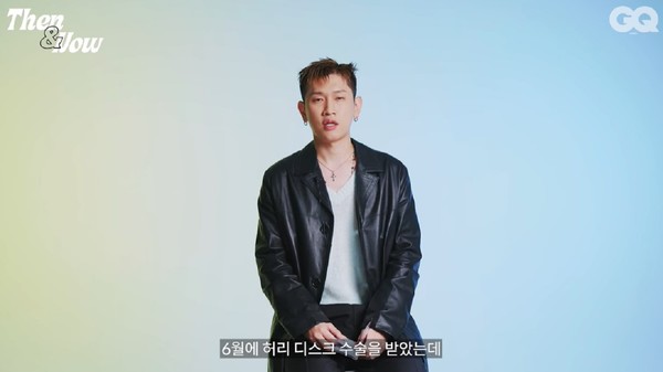 [사진설명] 크러쉬가 유튜브 채널 ‘GQ 코리아’에 출연해 허리디스크 수술 사실을 이야기 하고 있다.(출처 GQ 코리아)