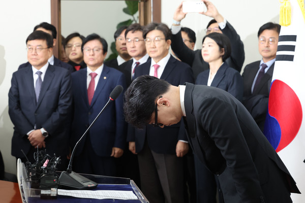 한동훈 국민의힘 대표가 16일 오전 서울 여의도 국회에서 열린 당대표 사퇴 기자회견에서 머리숙여 사과하고 있다. 2024.12.16