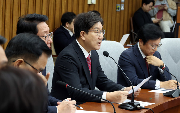 권성동 당 대표 권한대행 겸 원내대표가 17일 오전 서울 여의도 국회에서 열린 원내대책회의에서 발언을 하고 있다. 2024.12.17