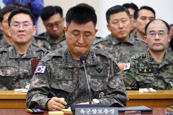 박안수 육군참모총장이 10일 오전 서울 여의도 국회에서 열린 국방위원회 윤석열 대통령 비상계엄 사태 관련 긴급 현안질의에 출석해 자리하고 있다. 왼쪽부터 이진우 수방사령관, 박 총장, 곽종근 특수전사령관. 2024.12.10.