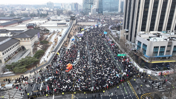 21일 서울 종로구 세종로 일대에서 열린 대통령 퇴진 촉구 집회 참가자들이 윤석열 대통령 즉각 체포 및 퇴진, 헌법재판소의 파면을 촉구하고 있다. 2024.12.21.