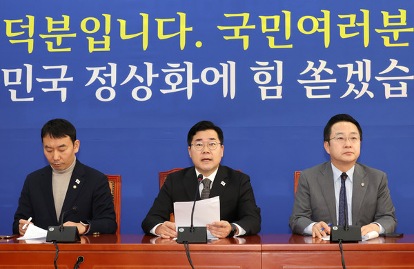 박찬대(가운데) 더불어민주당 원내대표가 22일 오전 서울 여의도 국회에서 열린 현안 관련 기자간담회에서 발언하고 있다. 2024.12.22.