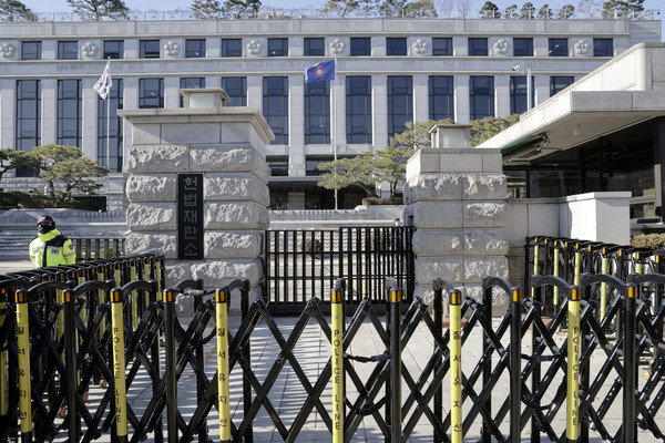 비상계엄 관련 윤석열 대통령의 탄핵심판을 앞둔 18일 서울 종로구 헌법재판소 앞에 질서유지선 설치와 경찰력이 배치돼 있다. 2024.12.18.