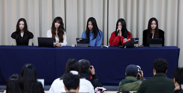 그룹 뉴진스가 28일 서울 강남구 스페이스쉐어 삼성역센터에서 어도어와의 전속계약 해지 관련 긴급 기자회견을 하고 있다. 왼쪽부터 해린, 다니엘, 하니, 민지, 혜인. 2024.11.28 / 사진=[뉴시스]