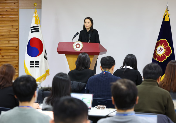 이진 헌법재판소 공보관이 23일 오후 서울 종로구 헌법재판소 '윤석열 대통령 탄핵심판 사건' 관련 언론 브리핑을 하고 있다. 2024.12.23.