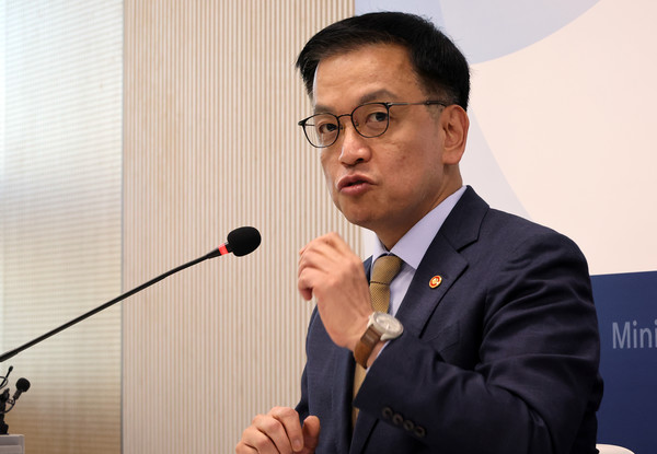 최상목 부총리 겸 기획재정부 장관이 23일 세종시 정부세종청사에서 열린 출입기자 간담회에서 최근 경제현안을 설명하고 있다. 2024.12.23