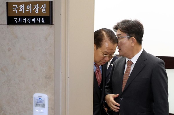 국민의힘 비상대책위원장에 지명된 권영세 의원이 27일 오후 서울 여의도 국회의장 집무실에 '국무총리(한덕수) 탄핵소추안' 정족수 관련 항의방문을 하고 있다. 국민의힘은 한덕수 대통령 권한대행 국무총리 탄핵을 위해서는 가결 정족수 200명이 필요하다고 주장하고 있다. 2024.12.27.