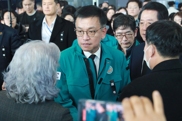 최상목 대통령 권한대행 부총리 겸 기획재정부 장관이 30일 오후 무안국제공항에서 제주항공 여객기 사고 탑승객 유가족들을 위로하고 있다.(공동취재) 2024.12.30