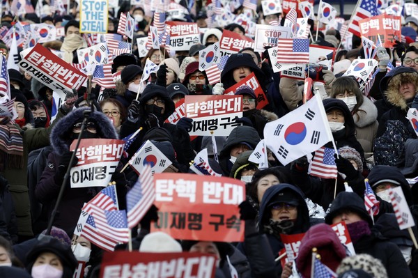 고위공직자범죄수사처(공수처)가 윤석열 대통령 체포영장 집행을 시도한 3일 서울 용산구 관저 앞에서 윤 대통령 지지자들이 체포영장 집행에 반대하는 집회를 열고 구호를 외치고 있다. 2025.01.03.