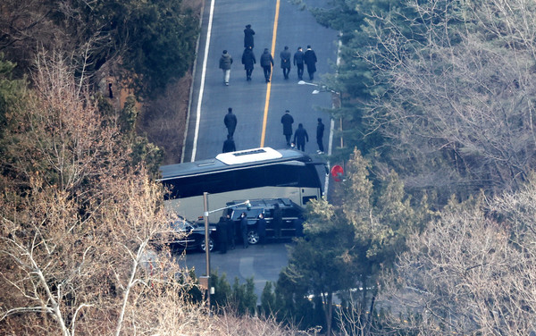 공수처의 윤석열 대통령에 대한 체포영장 집행이 이뤄진 3일 오후 서울 용산구 한남동 대통령 관저에서 관계자들이 이동하고 있다. 2025.01.02.