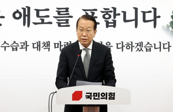 권영세 국민의힘 비상대책위원장이 3일 오후 서울 여의도 국회에서 열린 긴급기자회견에서 고위공직자범죄수사처의 윤석열 대통령 체포영장 집행 관련 입장 발표를 하고 있다. 2025.01.03.