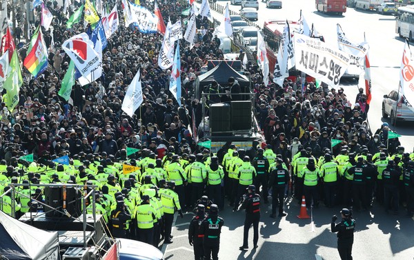 4일 서울 용산구 대통령 관저 인근에서 민주노총 집회 참가자들이 관저 방향으로 행진을 하려하자 경찰들이 막아서고 있다. 2025.01.04.