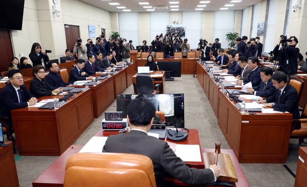 안규백 국정조사특위 위원장이 7일 오전 서울 여의도 국회에서 열린 윤석열 정부의 비상계엄 선포를 통한 내란 혐의 진상규명 국정조사특별위원회에서 의사봉을 두드리고 있다. 2025.01.07.