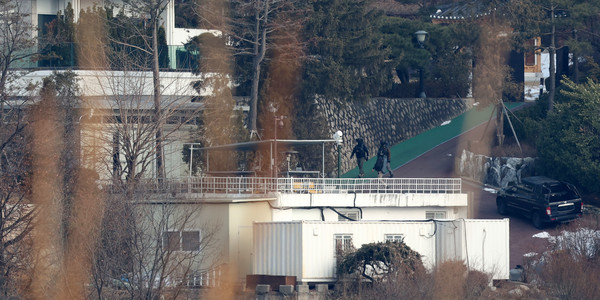 윤석열 대통령에 대한 공수처와 경찰의 2차 체포영장 집행 시도가 임박한 12일 서울 용산구 한남동 대통령 관저에서 전술복과 헬멧을 착용한 경호처 관계자들이 이동하고 있다. 2025.01.12.