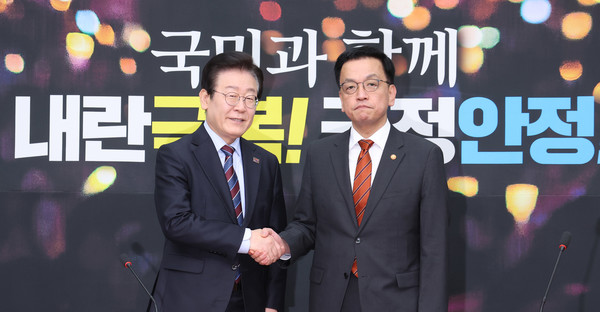 최상목 대통령 권한대행 부총리 겸 기획재정부 장관이 13일 서울 여의도 국회에서 이재명 더불어민주당 대표를 접견하며 악수하고 있다. 2025.01.13.