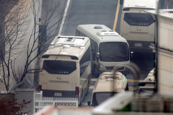 14일 서울 용산구 한남동 대통령 관저 입구에서 버스가 이동하고 있다. 2025.01.14.