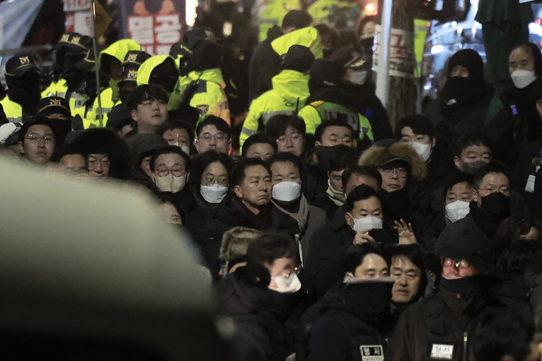 김기현 국민의힘 의웡을 비롯한 소속 의원들이 15일 서울 용산구 대통령 관저 앞에서 공수처, 경찰과 대치하고 있다. 2025.01.15.