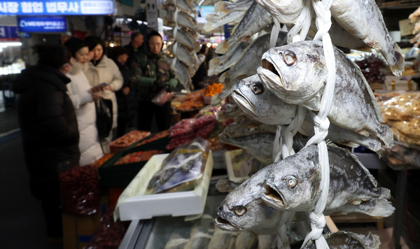 12일 오후 서울 중구 중부건어물시장에서 시민들이 장을 보고 있다. 한국물가정보에 따르면 설 차례상 비용(4인 기준)이 전통시장 30만2500원, 대형마트 40만9510원으로 집계됐다. 이상기후로 인한 과일·채소류 가격 상승으로 설 차례상 비용이 역대 최고치를 경신한 것으로 나타났다. 2025.01.12.