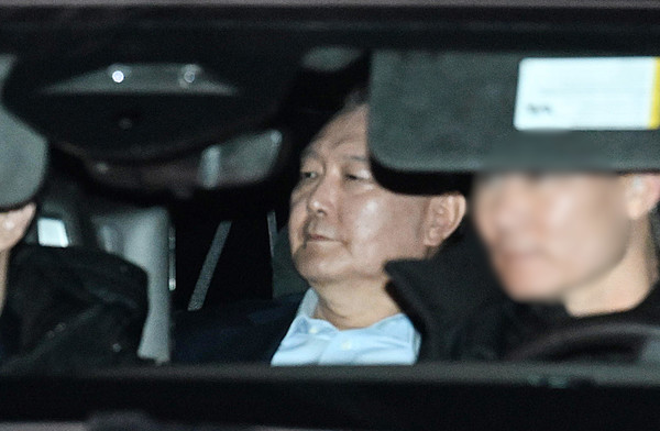 윤석열 대통령이 15일 경기도 정부과천청사 고위공직자범죄수사처(공수처)에서 조사를 마친 뒤 서울구치소로 향하고 있다. (공동취재) 2025.01.15.