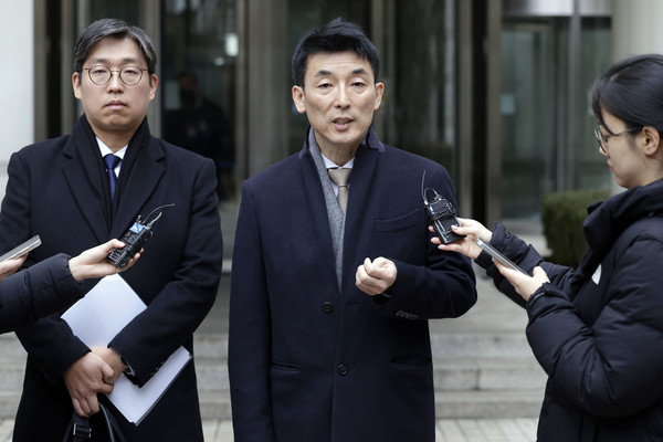 김용현 전 국방부 장관의 내란 혐의 1차 공판준비기일이 열린 16일 서울 서초구 서울중앙지방법원에서 김 전 장관의 변호인 이하상, 유승수 변호사가 취재진 질문에 답변하고 있다. 2025.01.16.