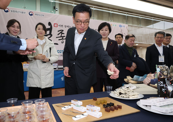 최상목 대통령 권한대행 부총리 겸 기획재정부 장관이 소상공인, 자영업자 오찬간담회 참석자들과 16일 서울 세종로 정부서울청사 농수특산물 설맞이 장터를 둘러보고 있다. (대통령실통신사진기자단) 2025.01.16.
