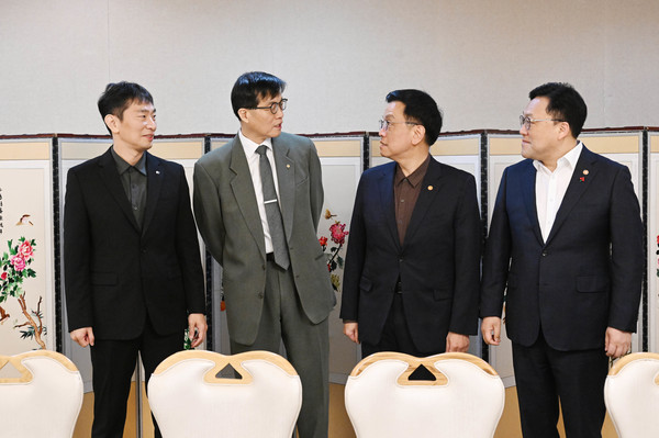 최상목 대통령 권한대행 부총리 겸 기획재정부 장관이 17일 서울 세종로 정부서울청사에서 열린 거시경제·금융현안 간담회에서 참석자들과 대화를 나누고 있다. 왼쪽부터 이복현 금감원장, 이창용 한국은행 총재, 최 대통령 권한대행, 김병환 금융위원장. (사진=기획재정부 제공) 2025.01.17.