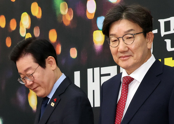 권성동(오른쪽) 국민의힘 당 대표 권한대행 겸 원내대표가 18일 오후 서울 여의도 국회에서 이재명 더불어민주당 대표를 예방, 기념촬영을 마친 뒤 자리에 앉고 있다. 2024.12.18 / 사진=[뉴시스]