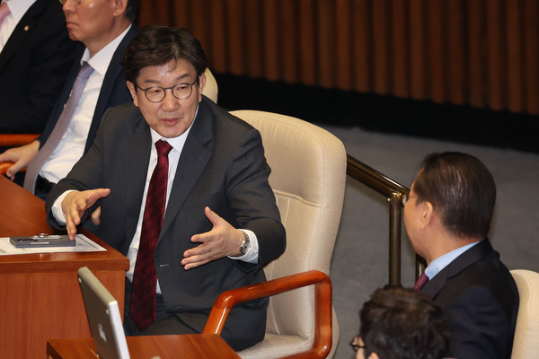 17일 서울 여의도 국회에서 열린 제421회 국회(임시회) 제1차 본회의에서 권영세 국민의힘 비상대책위원장과 권성동 원내대표가 대화를 나누고 있다. 2025.01.17