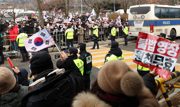 윤석열 대통령이 고위공직자범죄수사처(공수처)의 체포영장 집행에 반발해 청구한 체포적부심사에 불출석 의사를 밝힌 16일 오후 경기도 의왕시 서울구치소 앞에서 경호차량으로 보이는 캐딜락이 지나고 있다. 윤 대통령 측 대리인은 이날 "대통령은 체포적부심 심문 기일에 출석하지 않는다"며 "변호인으로 배진한, 김계리, 석동현 변호사가 출석할 예정"이라고 했다. (공동취재) 2025.01.16.