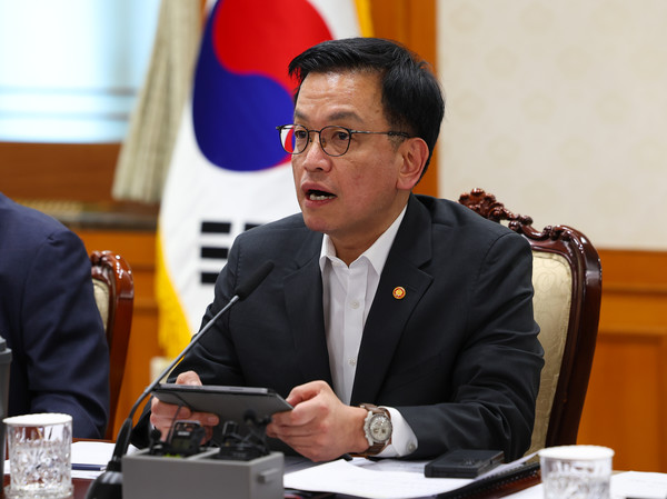 최상목 대통령 권한대행 부총리 겸 기획재정부 장관이 16일 서울 세종로 정부서울청사에서 열린 주요현안 해법회의(외교·안보 분야)에서 발언하고 있다. 2025.01.16.