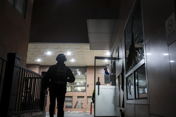 윤석열 대통령의 구속영장이 발부된 19일 서울 마포구 서울서부지방법원의 유리창이 윤 대통령 지지자들에 의해 파손되어 있다. 2025.01.19