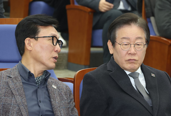 이재명 더불어민주당 대표와 김민석 수석최고위원이 19일 서울 여의도 국회에서 열린 비상의원총회에서 대화하고 있다. 2025.01.19.