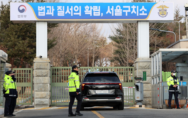 윤석열 대통령이 헌정사 첫 현직 대통령 신분으로 구속된 19일 오후 경기 의왕시 서울구치소로 카니발 차량이 들어가고 있다. 윤 대통령은 고위공직자범죄수사처(공수처)의 당일 조사를 위한 출석 요구에 출석하지 않겠다는 의사를 밝혔다. 2025.01.19.