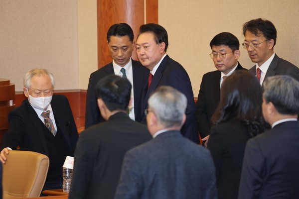 윤석열 대통령이 21일 서울 종로구 헌법재판소에서 열린 윤석열 대통령 탄핵심판 3차 변론기일에 참석하고 있다. 2025.01.21