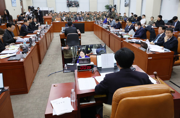 14일 오후 서울 여의도 국회에서 열린 윤석열 정부의 비상계엄 선포를 통한 내란 혐의 진상규명 국정조사 특별위원회 제3차 전체회의에서 안규백 위원장이 속개 선언을 하며 의사봉을 두드리고 있다. 2025.01.14.