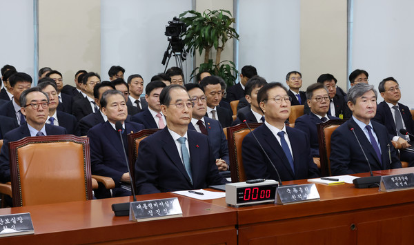 15일 오후 서울 여의도 국회에서 열린 윤석열 정부의 비상계엄 선포를 통한 내란 혐의 진상규명 국정조사 특별위원회 제4차 전체회의에서 직무가 정지된 한덕수(앞줄 왼쪽) 국무총리가 마스크를 쓰고 있다. 정진석 대통령비서실장은 불출석했다. 앞줄 왼쪽부터 한 총리, 직무정지된 박성재 법무부 장관, 조태용 국정원장. 2025.01.15.