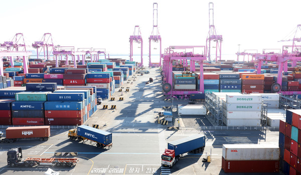 정부가 2일 발표한 '2025년 경제정책방향'에서 올해 국내총생산(GDP) 성장률을 1.8%로 예측했다. 지난해 한국경제는 2.1% 성장할 것으로 전망했다. 우리 경제의 버팀목 역할을 해오던 수출 역시 올해에는 1.5%만 증가할 것으로 예상했다. 이에 정부는 “경제 심리 개선과 내수 등 경기 회복이 급선무”라며 공공기관 추가 투자와 민간 투자 확대, 정책 금융 추가 공급 등에 18조원을 투입하는 등 경기 부양에 나서겠다고 밝혔다. 2일 인천 연수구 인천신항 컨테이너 터미널에 컨테이너가 쌓여 있다. 2025.01.02.