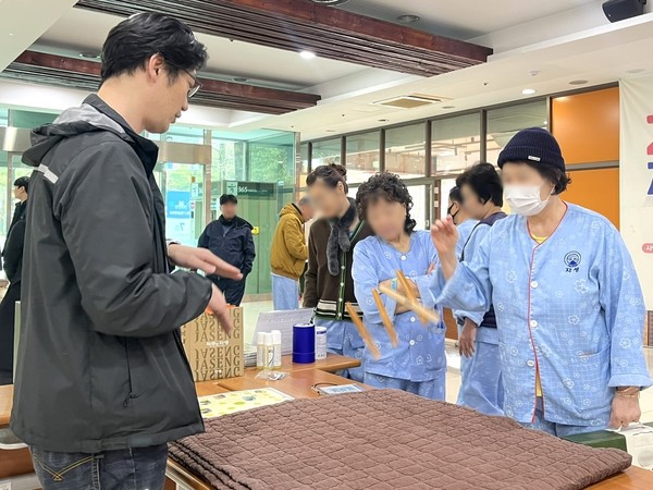 [사진설명] 대전자생한방병원 환자가 지난 21일 윷놀이를 하고 있다