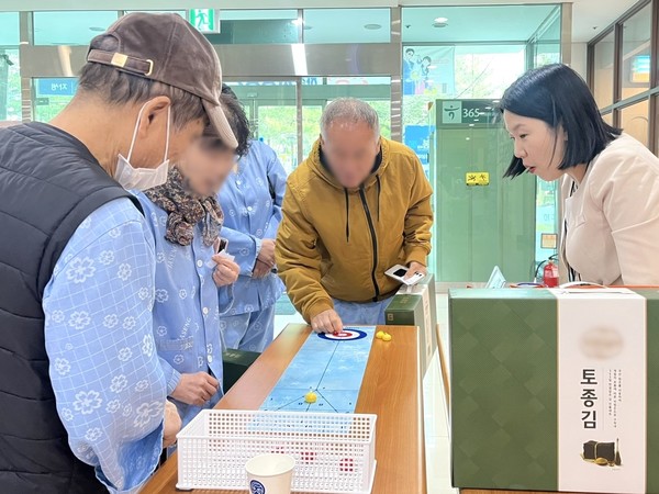 [사진설명] 대전자생한방병원 환자가 지난 21일 미니컬링을 하고 있다