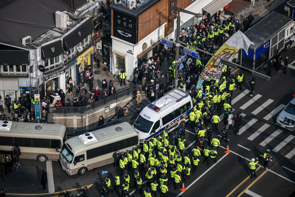 윤석열 대통령에 대한 탄핵심판 3차 변론기일을 앞둔 21일 서울 종로구 헌법재판소 인근 도로에 경찰 병력이 배치되어 있다. 2025.01.21.
