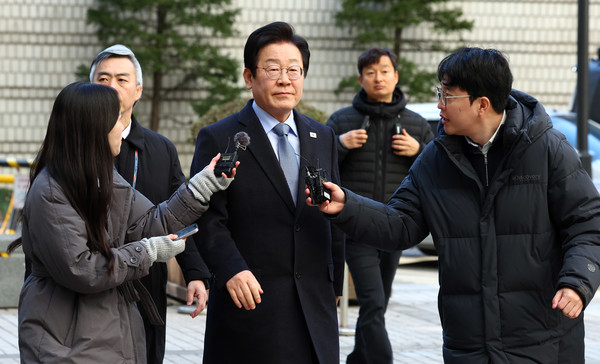 이재명 더불어민주당 대표가 23일 서울 서초구 서울고등법원에서 열린 공직선거법 위반 혐의 항소심 첫 재판에 출석하고 있다. 2025.01.23.